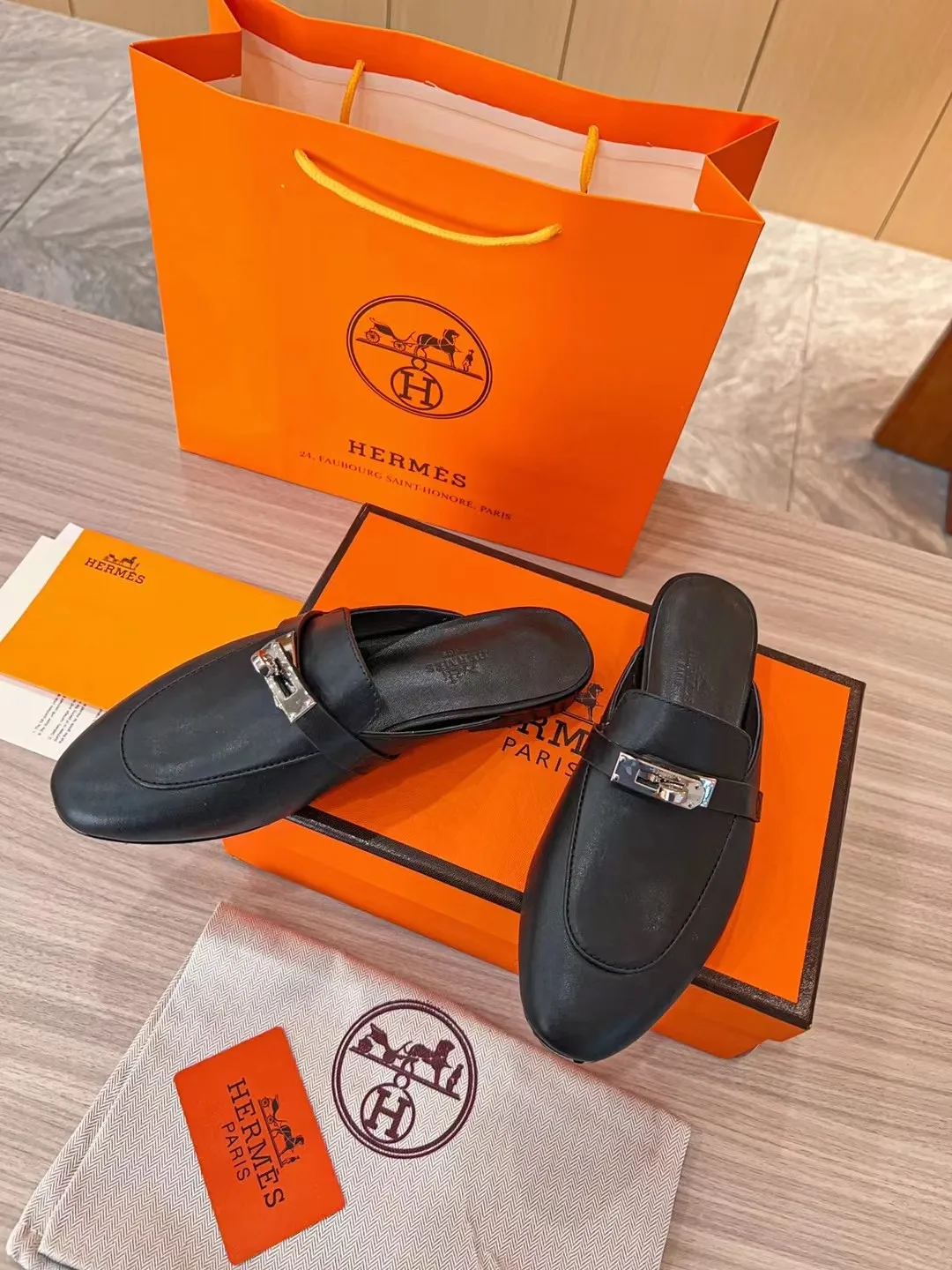 👟👟Ex-factory price 480👟👟 2023 product Hermes new genuine handmade shoes, purely handmade, a must-collect item! The perfect holiday accessory! Our pursuit of quality products is always the best! Don't give in! Comfort and originality, not following trends, and not deliberately expressing oneself are the consistent pursuits of Hermes and its fans!  [Material] ✅Upper: Hermers original calfskin ✅Foot pads: Made of imported original fabric with 5D color printing ✅Outsole: Italian genuine leather outsole (pursuing top walking comfort) [Number of yards] 35-42 [Packaging] With original packaging